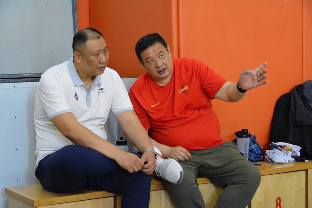 叶辰道：你与钟叔的旧事，虽然在港岛已经人尽皆知，但钟叔这次回到港岛之后的事情，媒体记者并不知晓，你可以趁着这个机会，在媒体面前给你自己塑造出一个相对正向的形象，可以告诉媒体记者，钟叔这次回来，是因为你们两人已经决定化干戈为玉帛，而你之所以会买这套别墅送给钟叔，也是希望他与家人能够更好的生活，如此一来，相信港岛媒体一定会对你大加赞赏。